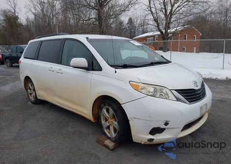 2011 Toyota Sienna Le V6 z USA, uszkodzony, nr VIN 5TDKK3DC8BS142136